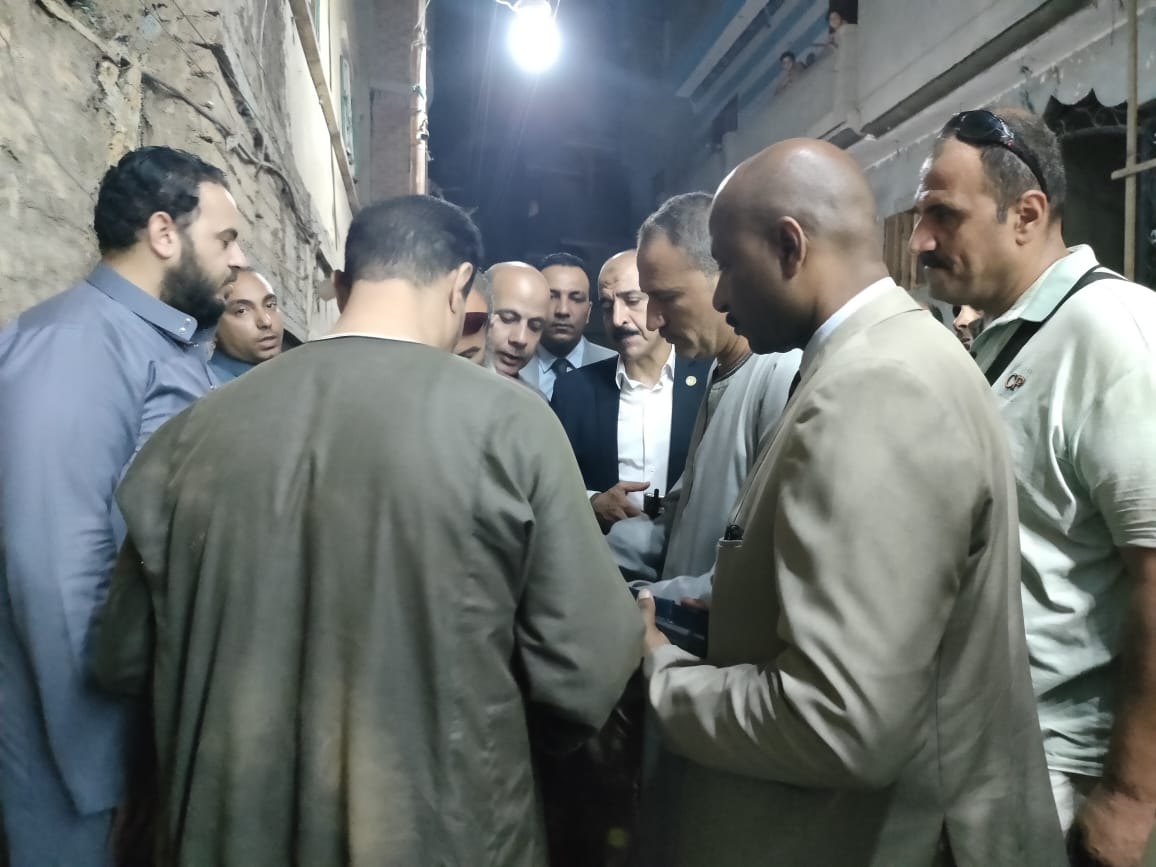 تسليم شيكات التعويضات لأسر ضحايا حادث المنوفية