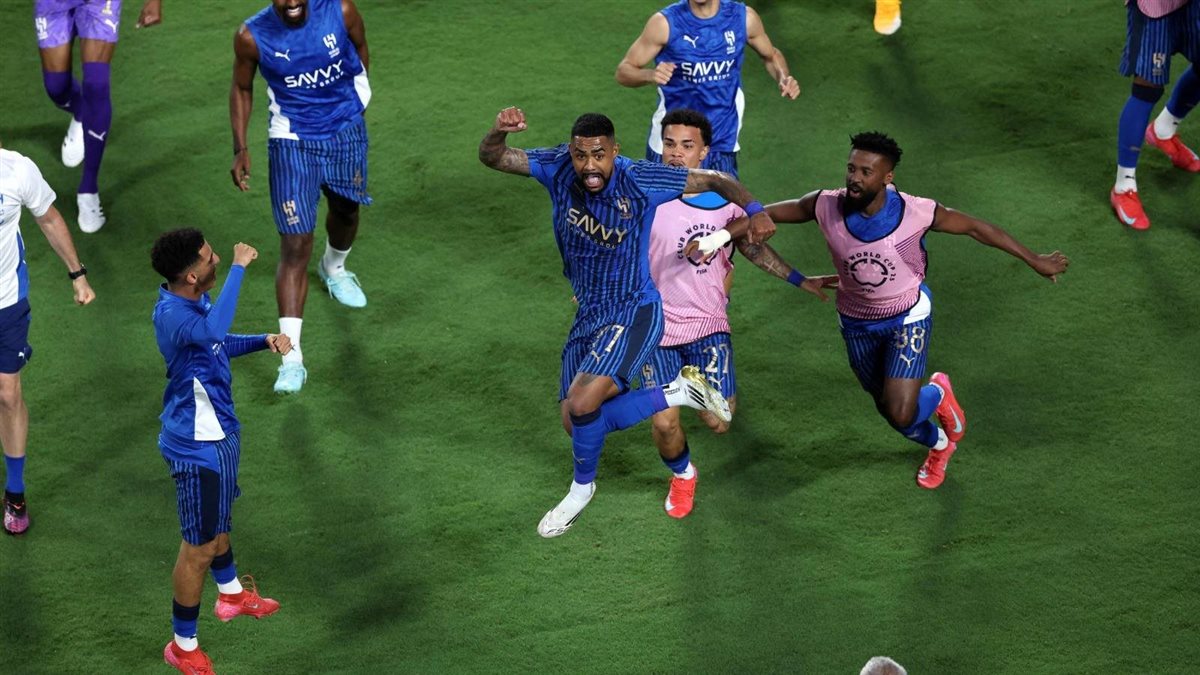 احتفال لاعبو الهلال خلال مباراة مانشستر سيتي