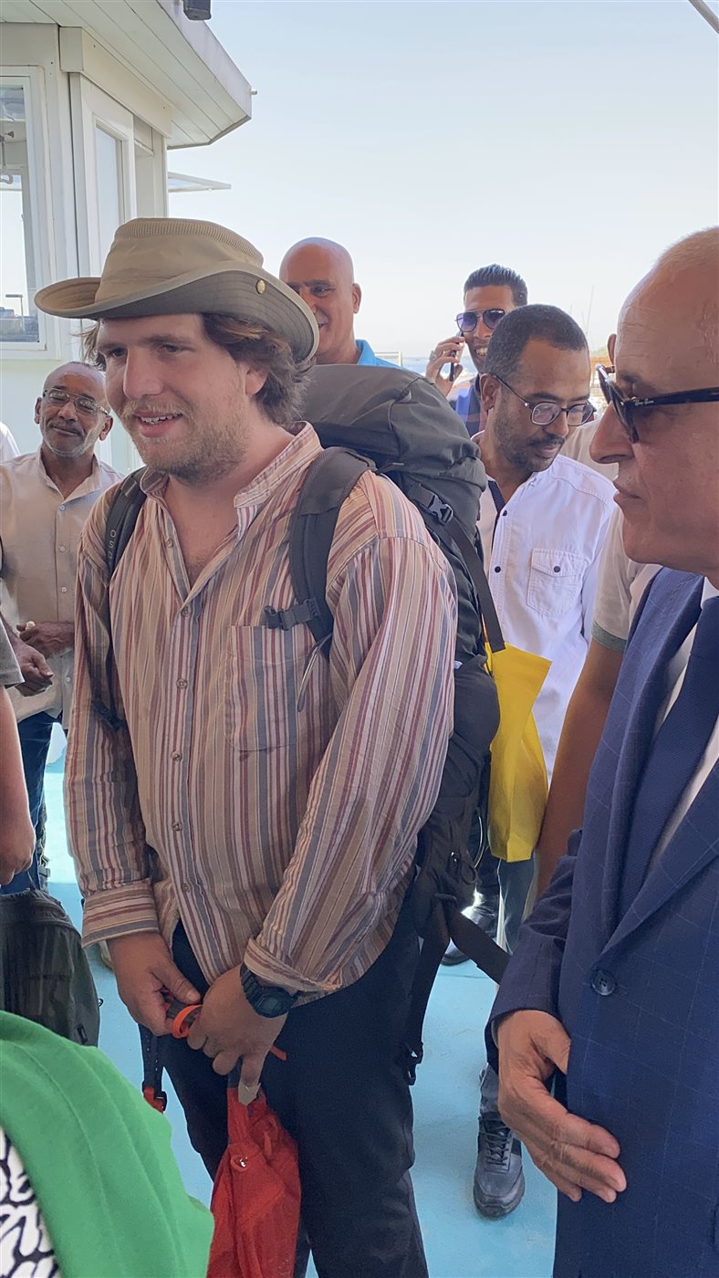 محافظ الأقصر يمازح السائحين على متن العبارات النيلية الجديده