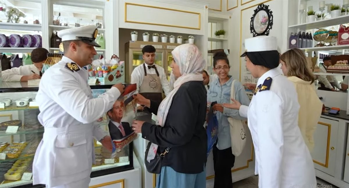 <strong>وزارة الداخلية تشارك المواطنين الاحتفال بذكرى ثورة 30 يونيو</strong>