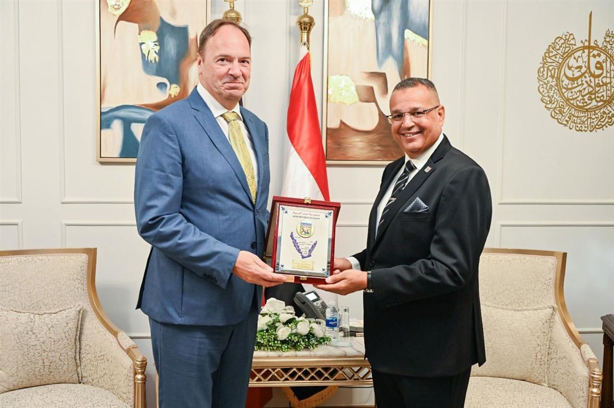 محافظ جنوب سيناء يستقبل سفير بلجيكا في مكتبه