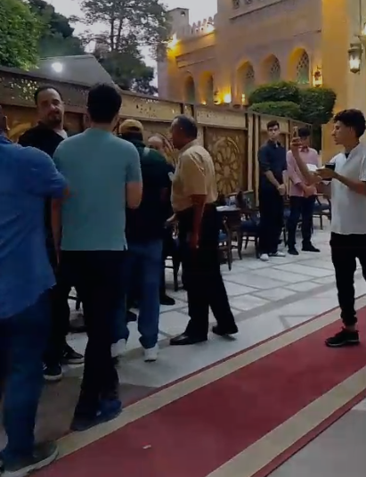 حسام داغر في عزاء والدة هشام إسماعيل