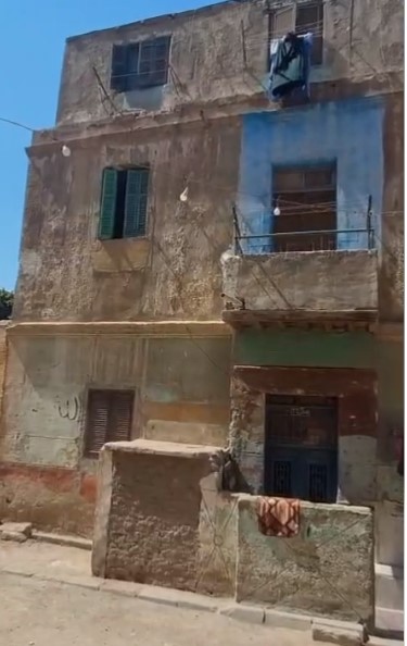 <strong>منزل آيل للسقوط بحلوان </strong>