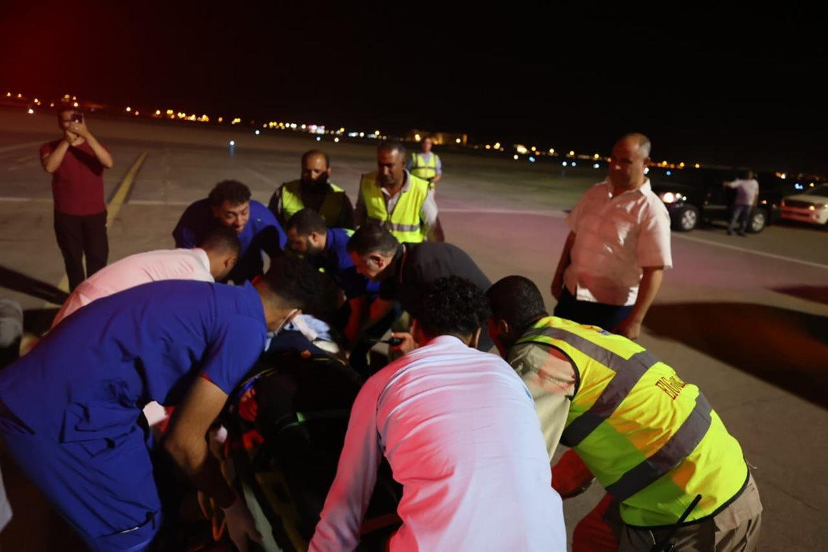 محافظ البحر الأحمر يستقبل الناجين من غرق حفار بترول 