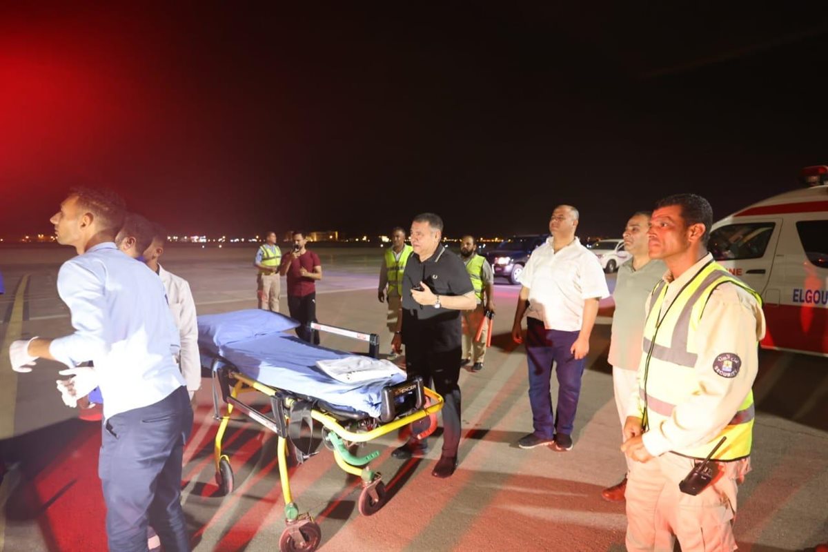 محافظ البحر الأحمر يستقبل الناجين من غرق حفار بترول 