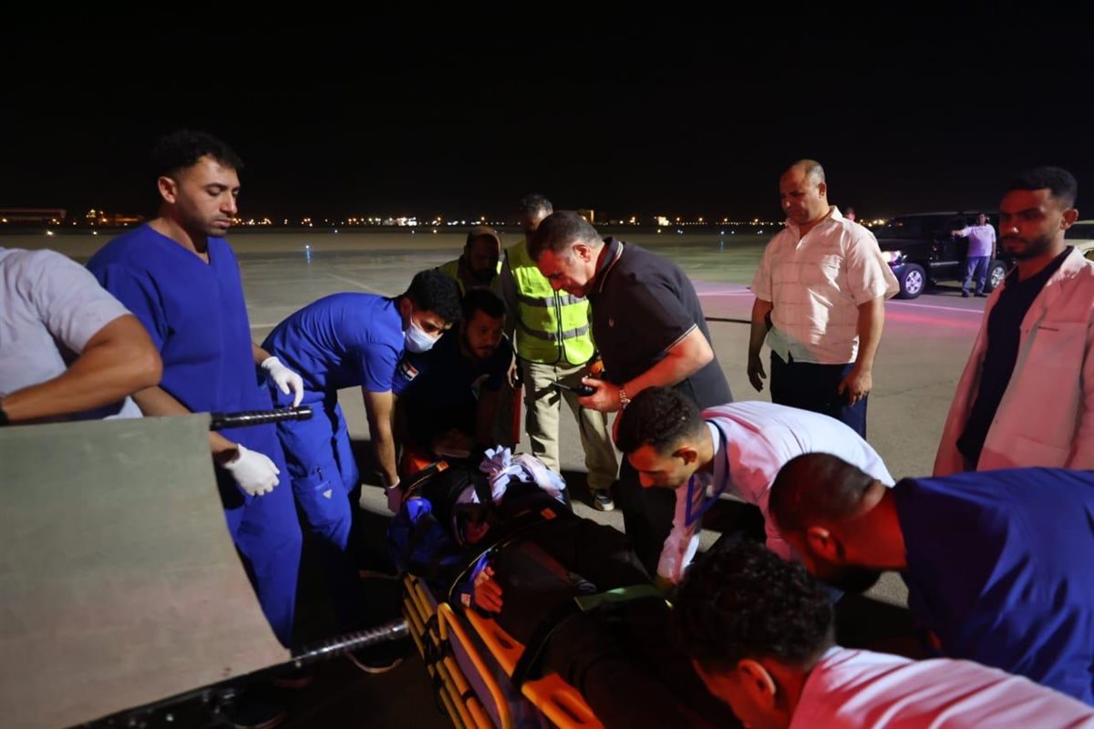 محافظ البحر الأحمر يستقبل الناجين من غرق حفار بترول 