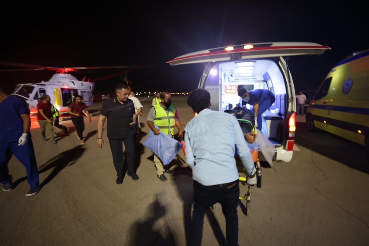 محافظ البحر الأحمر يستقبل الناجين من غرق حفار بترول 