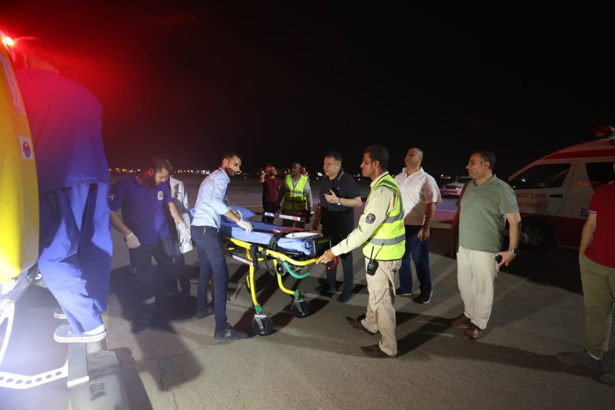 محافظ البحر الأحمر يستقبل الناجين من غرق حفار بترول 