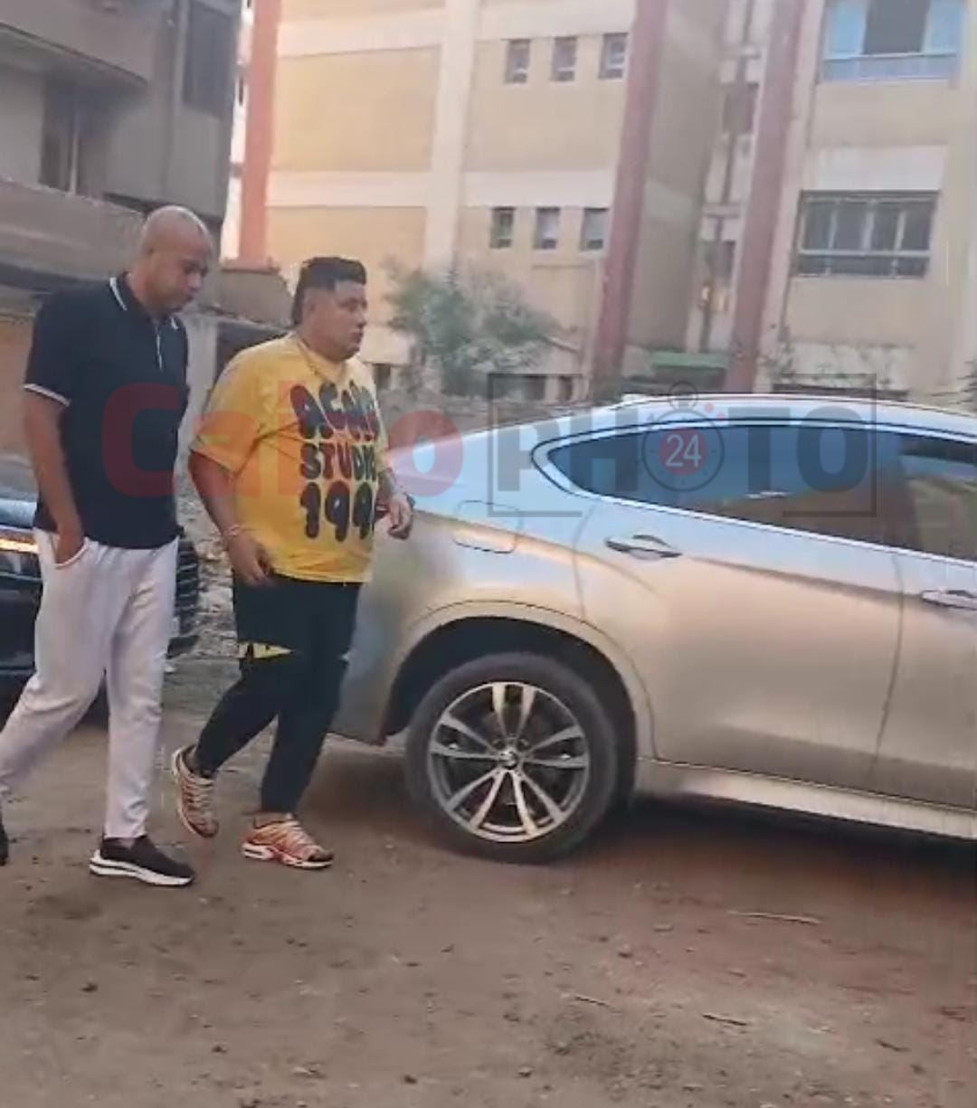 منهارين بسبب رحيله.. محمود الليثي وحمو بيكا يودعون أحمد عامر قبل دفن جثمانه بالغربية