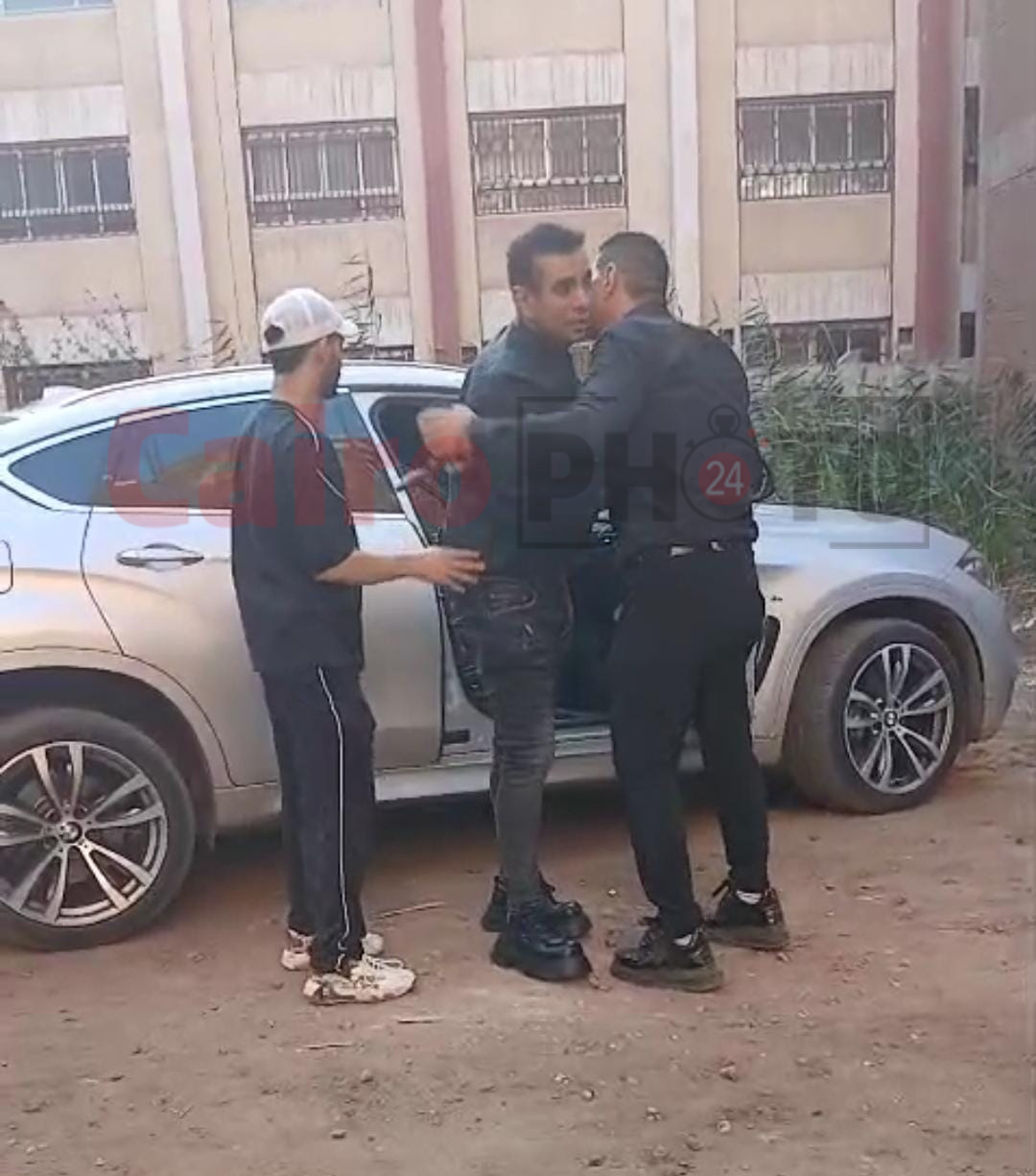 منهارين بسبب رحيله.. محمود الليثي وحمو بيكا يودعون أحمد عامر قبل دفن جثمانه بالغربية