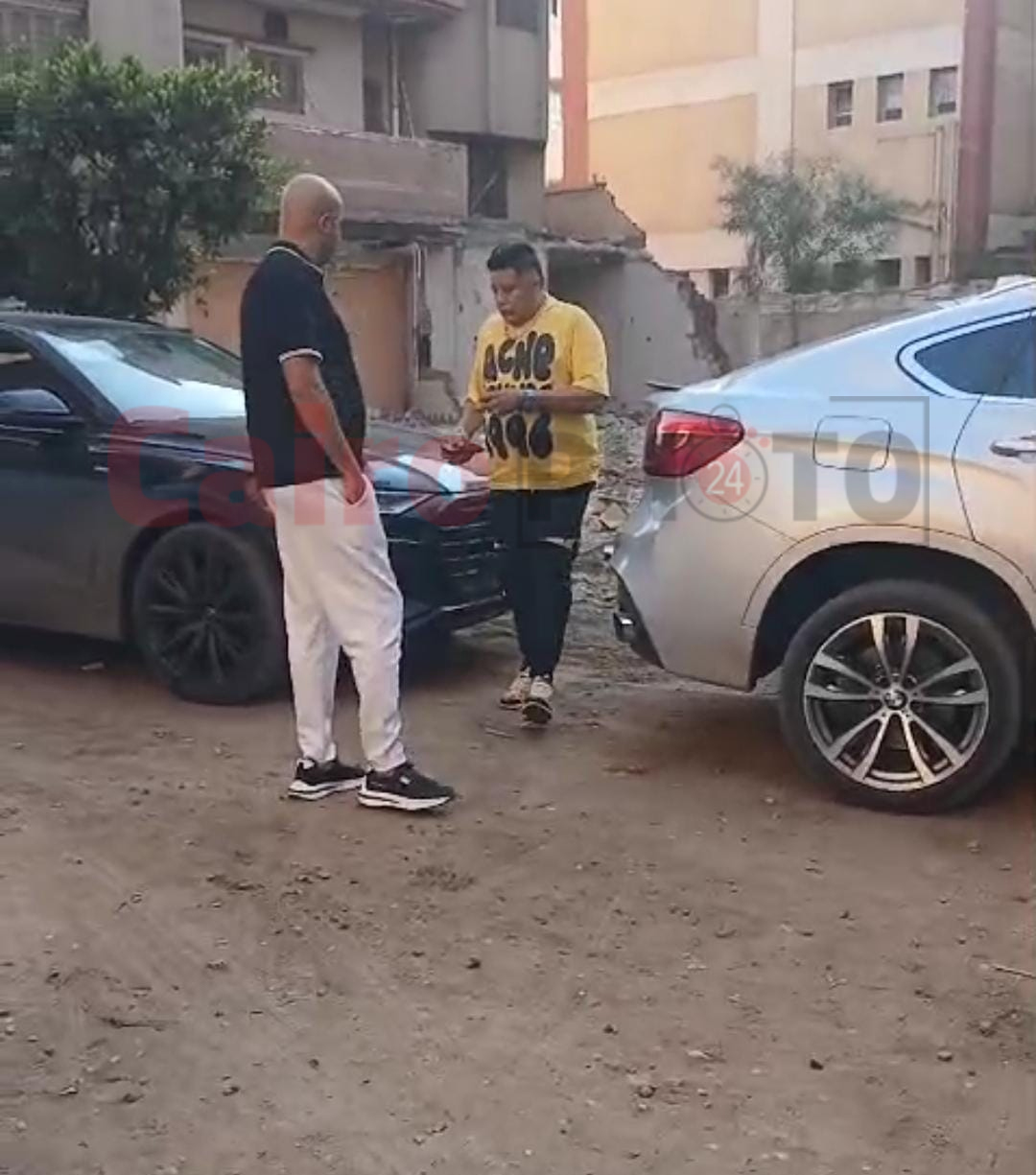 منهارين بسبب رحيله.. محمود الليثي وحمو بيكا يودعون أحمد عامر قبل دفن جثمانه بالغربية