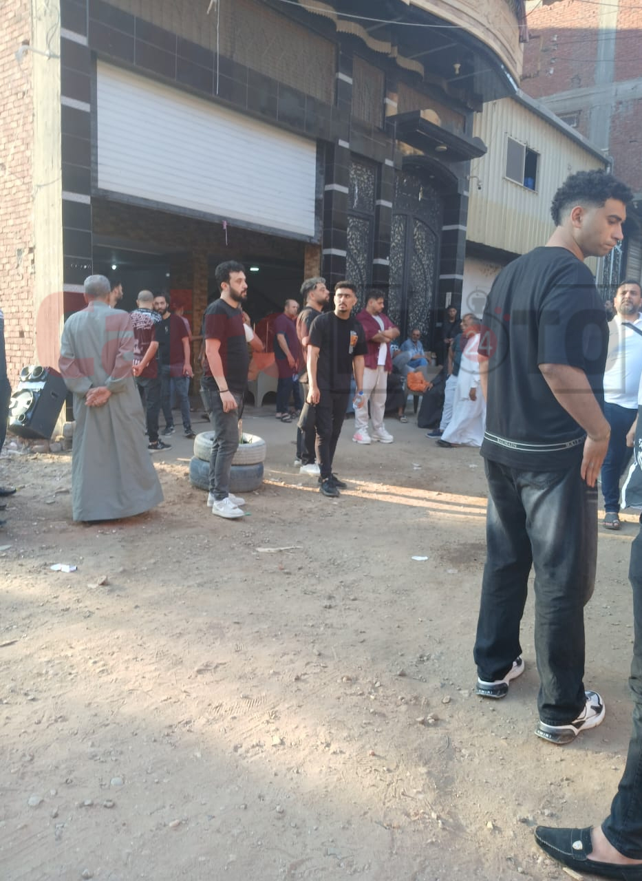 منهارين بسبب رحيله.. محمود الليثي وحمو بيكا يودعون أحمد عامر قبل دفن جثمانه بالغربية