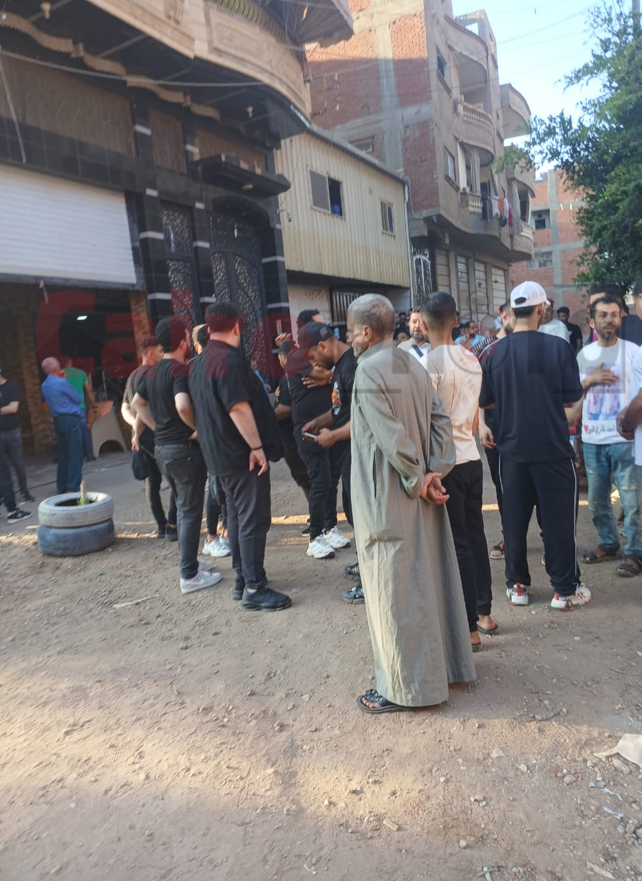 منهارين بسبب رحيله.. محمود الليثي وحمو بيكا يودعون أحمد عامر قبل دفن جثمانه بالغربية