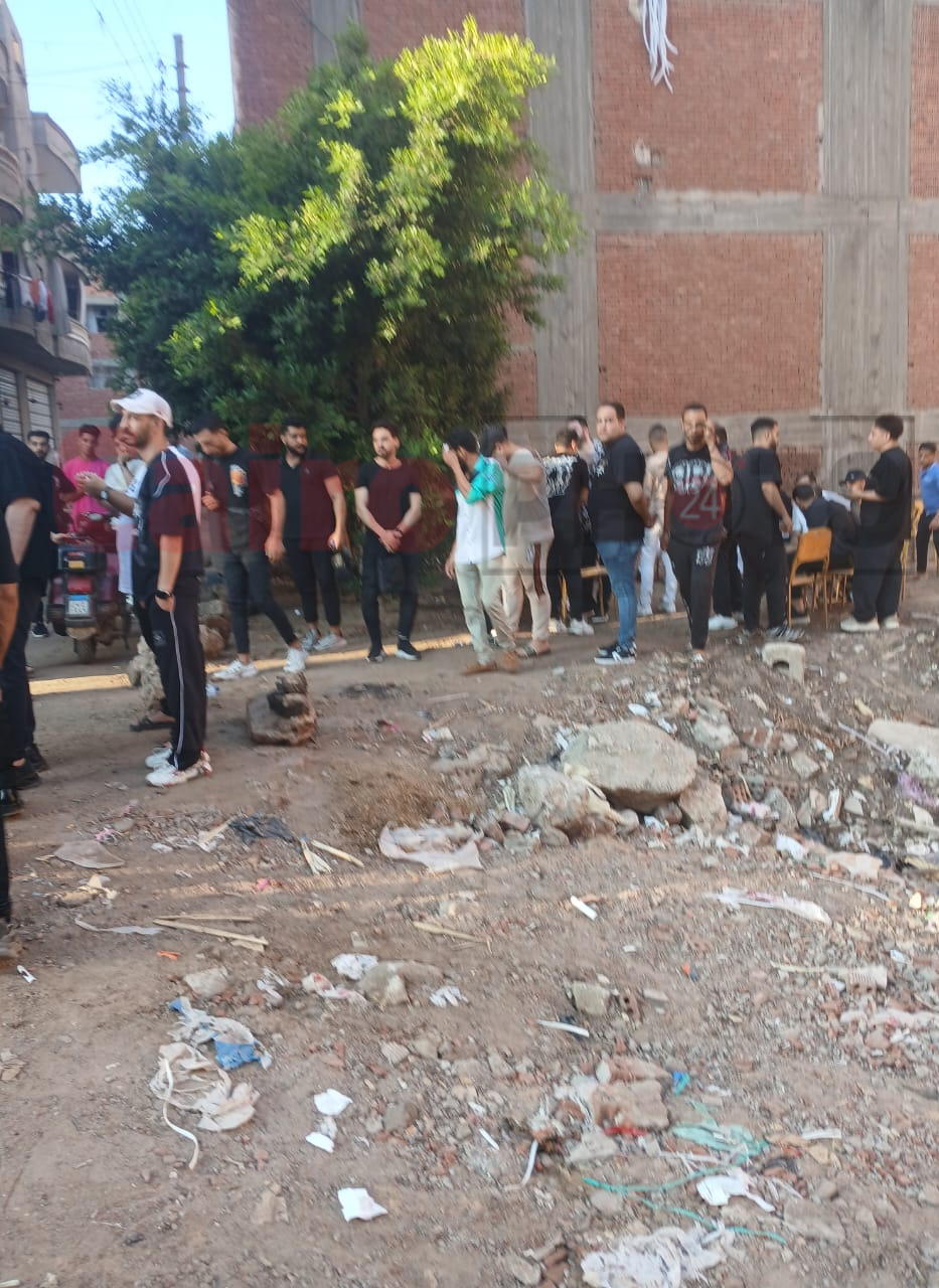 منهارين بسبب رحيله.. محمود الليثي وحمو بيكا يودعون أحمد عامر قبل دفن جثمانه بالغربية