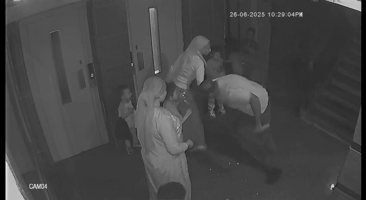 الاعتداء على السيدة أمام حارس العقار وزوجته 