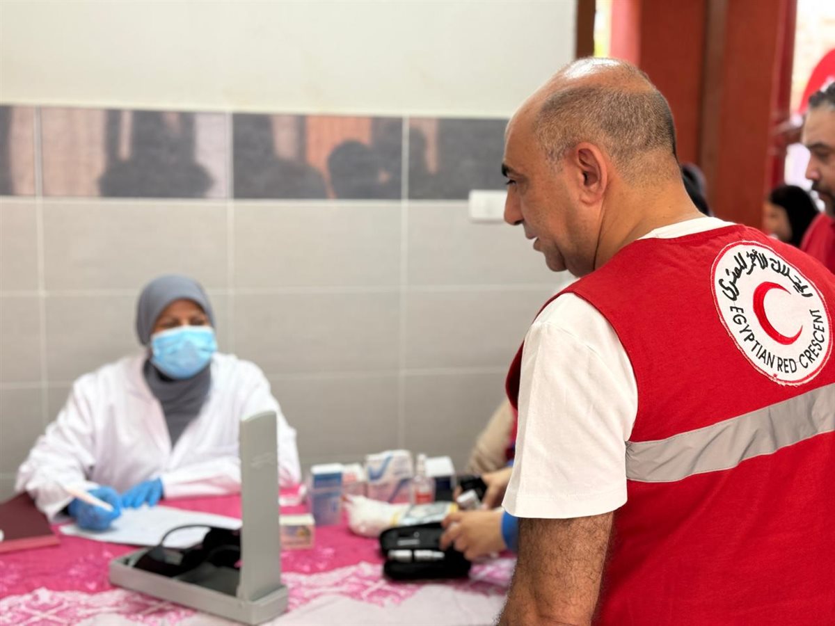  الهلال الأحمر يُطلق قافلة شاملة إلى قرية كفر السنابسة بالمنوفية 