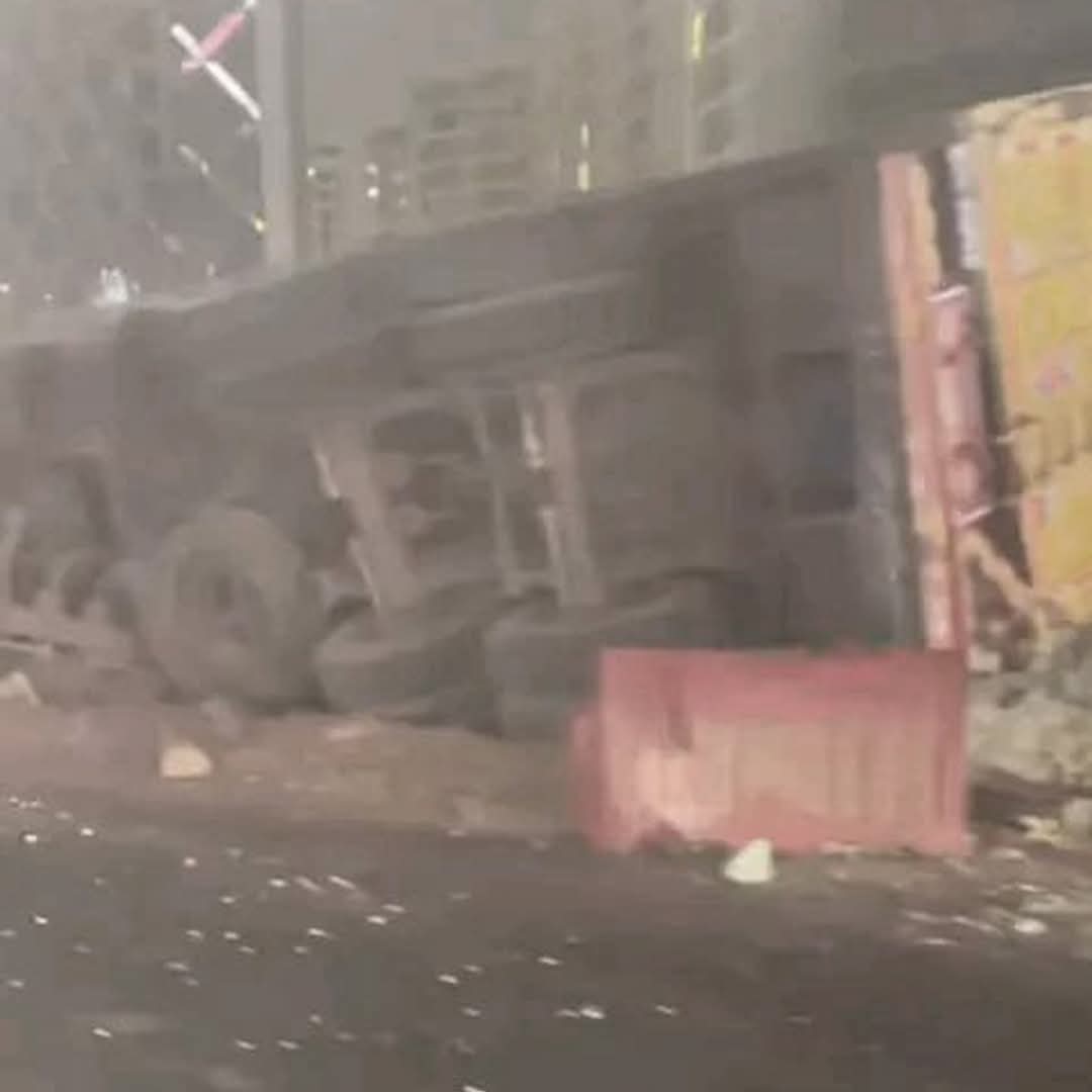 سيارة تريلا تدهس 6 سيارات ملاكي أعلى الطريق الدائري أمام أبراج العادي