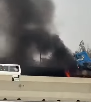 اشتعال تريلا إثر تصادم بالحاجز الخرساني أعلى طريق مصر اسكندرية الصحراوي