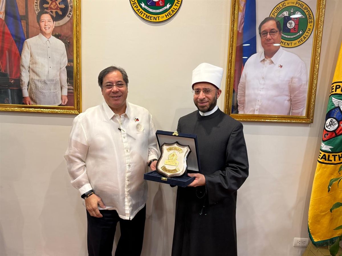 وزير الأوقاف يبحث التعاون في مجال الأدوية مع وزير الصحة الفلبيني