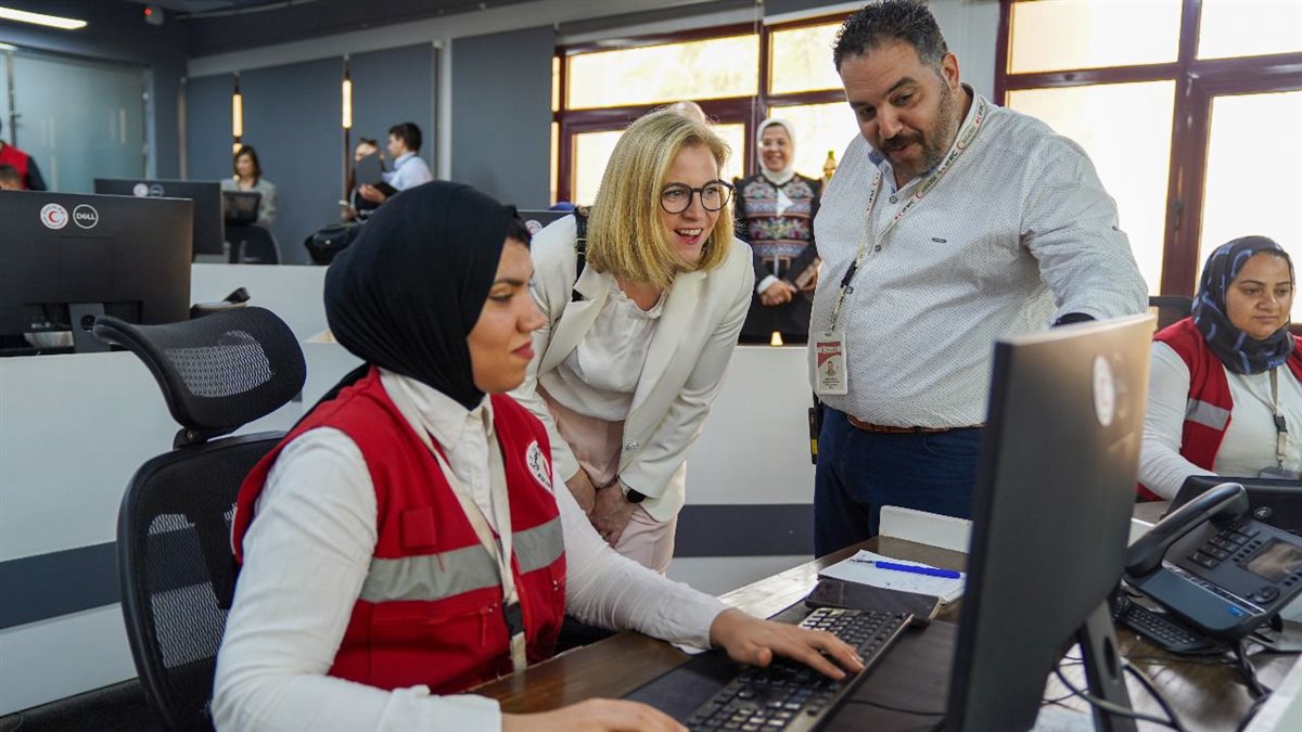  وزيرة خارجية النمسا خلال زيارة الهلال الأحمر المصري