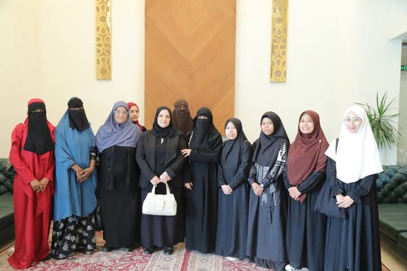 بتوجيهات الإمام الطيب.. الدكتورة إلهام شاهين ووافدات من دول عربية وإفريقية وآسيوية يؤدون العزاء لأمهات وأخوات الفتيات ضحايا حادث الطريق الإقليمي