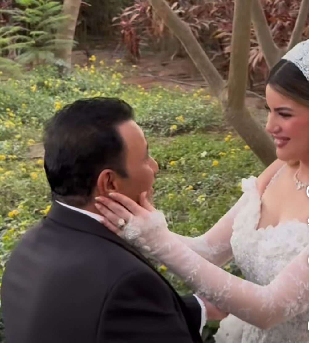 بالأحضان.. لحظات مؤثرة لـ محمد فؤاد من حفل زفاف ابنته