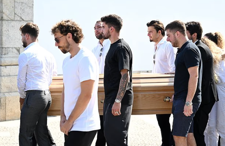 نيفيز يحمل نعش جوتا