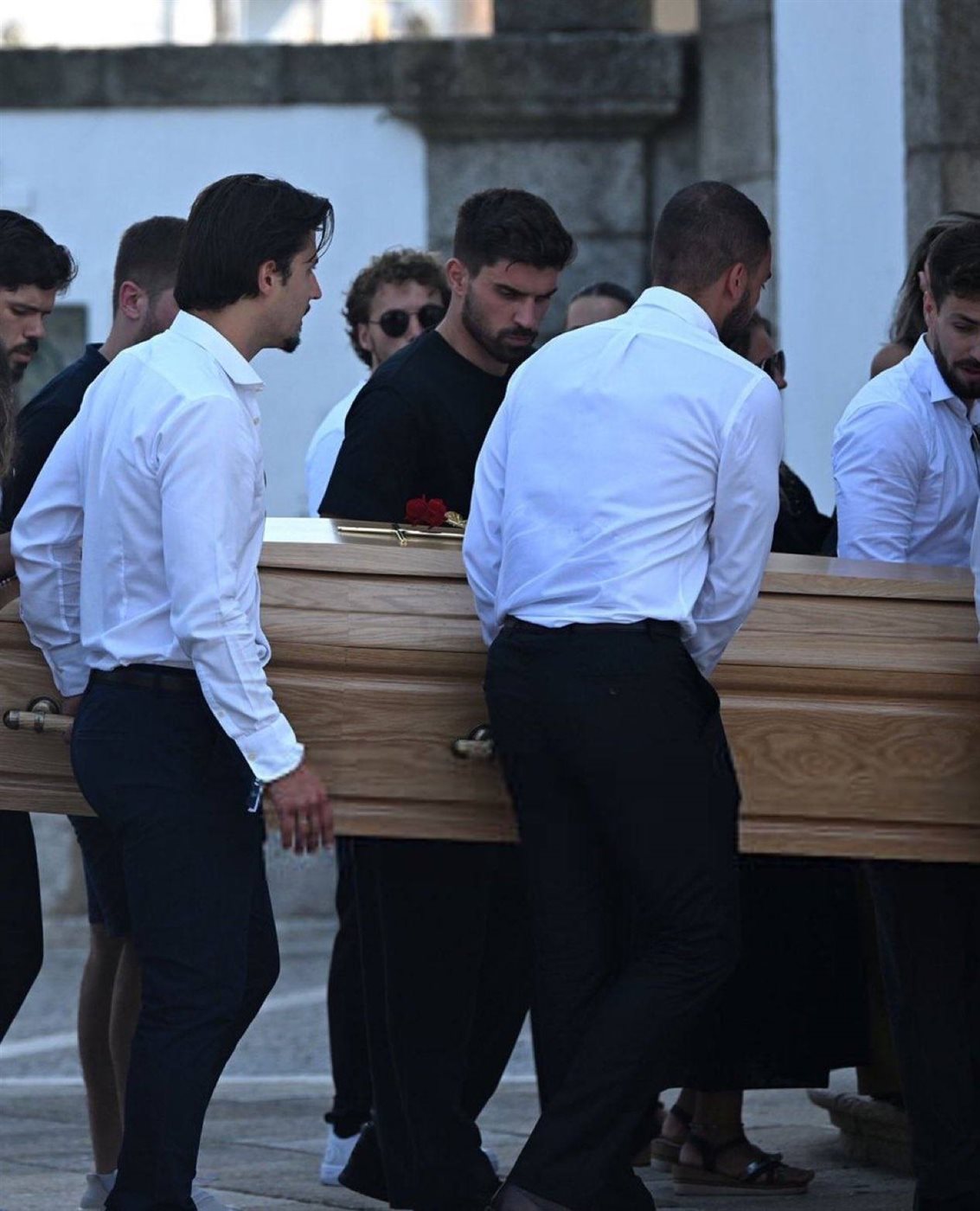 لقطات من جنازة دييجو جوتا وشقيقه