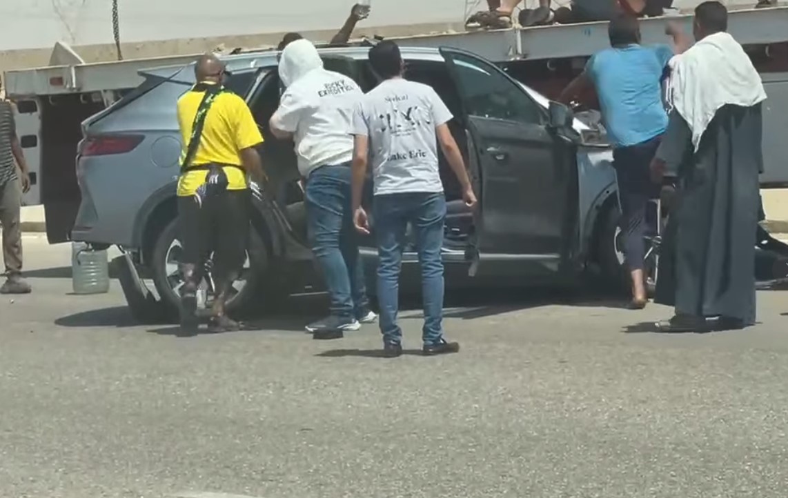 أمريكي يتدخل لإنقاذ مصابين في حادث مأساوي لعائلة مصرية على طريق العين السخنة