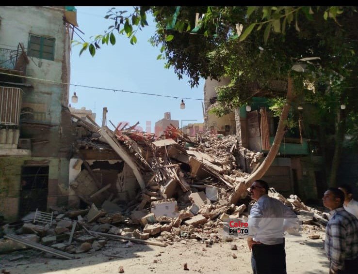 انهيار عقارين وجزء من أخر خاليين من السكان في الملك الصالح بمصر القديمة