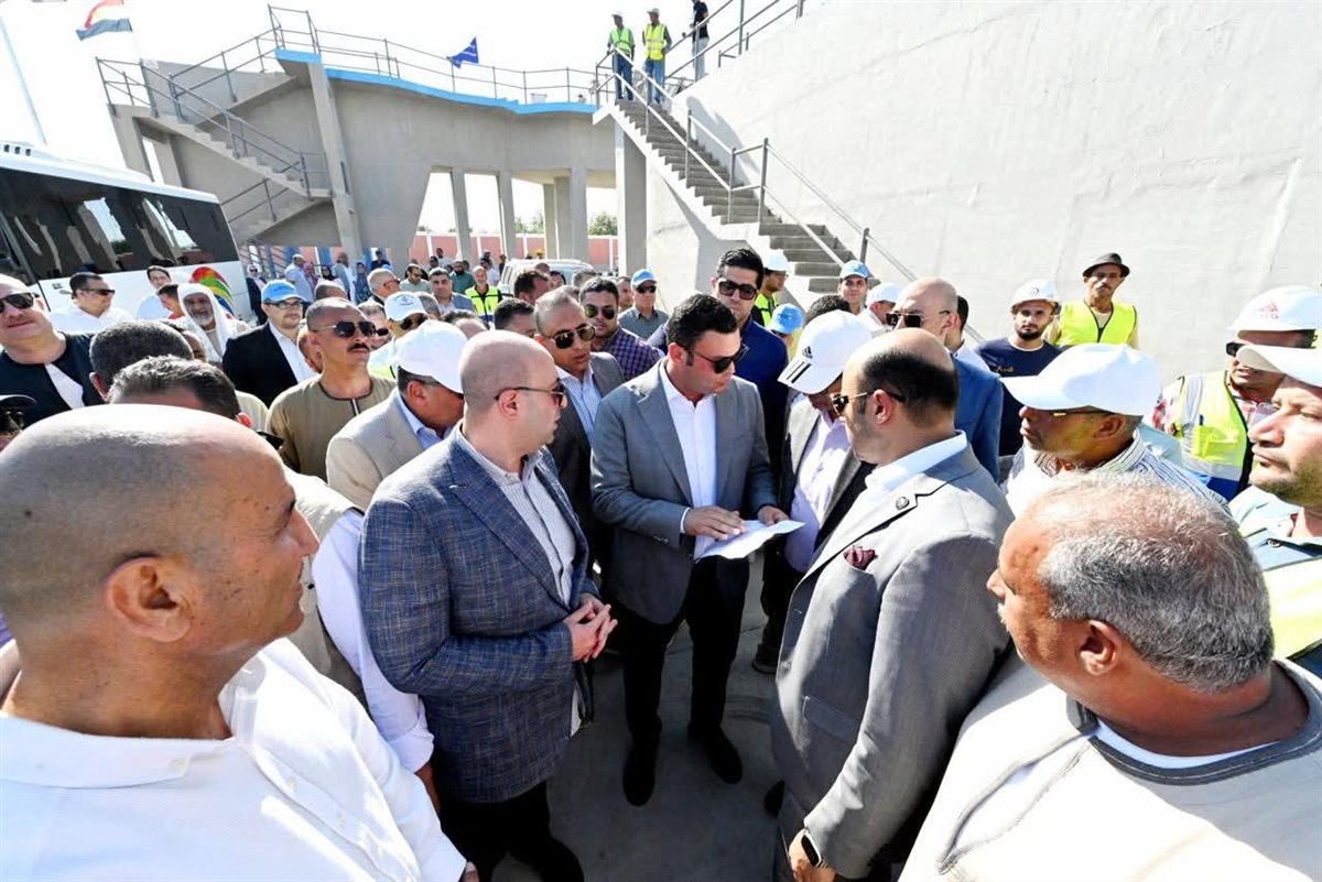 وزير الإسكان ومحافظ بني سويف خلال جولتهم