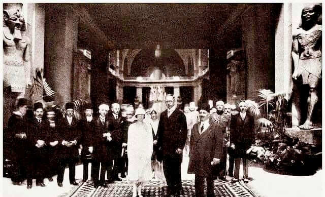 الملك فؤاد الأول يصحب ملك بلجيكا في زيارة تاريخية للمتحف المصري