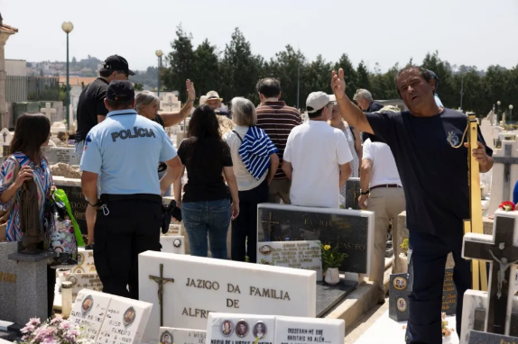 تدخلت الشرطة.. مشهد مأساوي خلال جنازة ديوجو جوتا لاعب ليفربول