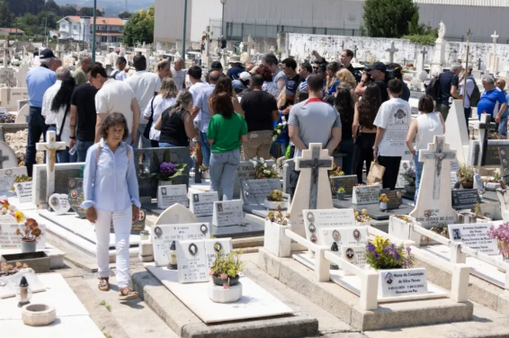 تدخلت الشرطة.. مشهد مأساوي خلال جنازة ديوجو جوتا لاعب ليفربول