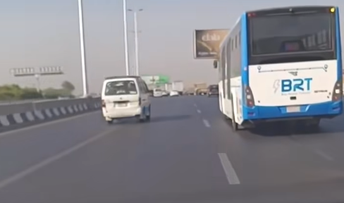 الصور المتداولة لانحراف الأتوبيس الترددي عن مساره المخصص على الطريق الدائري