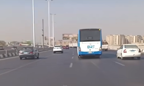 الصور المتداولة لانحراف الأتوبيس الترددي عن مساره المخصص على الطريق الدائري