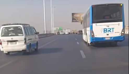 الصور المتداولة لانحراف الأتوبيس الترددي عن مساره المخصص على الطريق الدائري