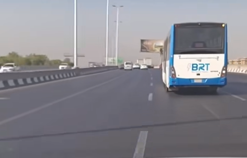 الصور المتداولة لانحراف الأتوبيس الترددي عن مساره المخصص على الطريق الدائري