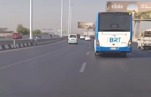 الصور المتداولة لانحراف الأتوبيس الترددي عن مساره المخصص على الطريق الدائري