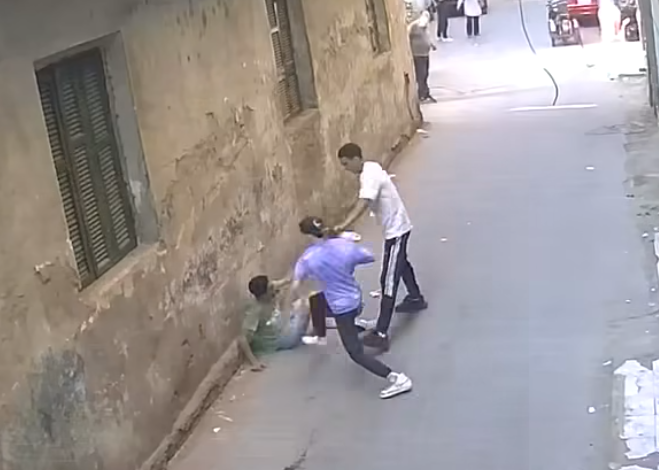 <strong>الأمن يفحص فيديو اعتداء مجموعة من الأشخاص على أخر بالأسلحة البيضاء بالجيزة </strong>