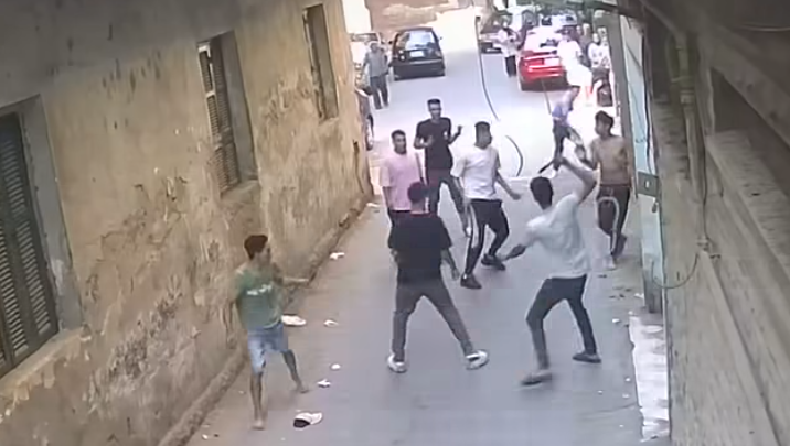 <strong>الأمن يفحص فيديو اعتداء مجموعة من الأشخاص على أخر بالأسلحة البيضاء بالجيزة </strong>