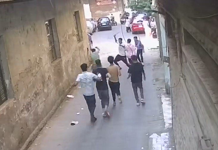 <strong>الأمن يفحص فيديو اعتداء مجموعة من الأشخاص على أخر بالأسلحة البيضاء بالجيزة </strong>