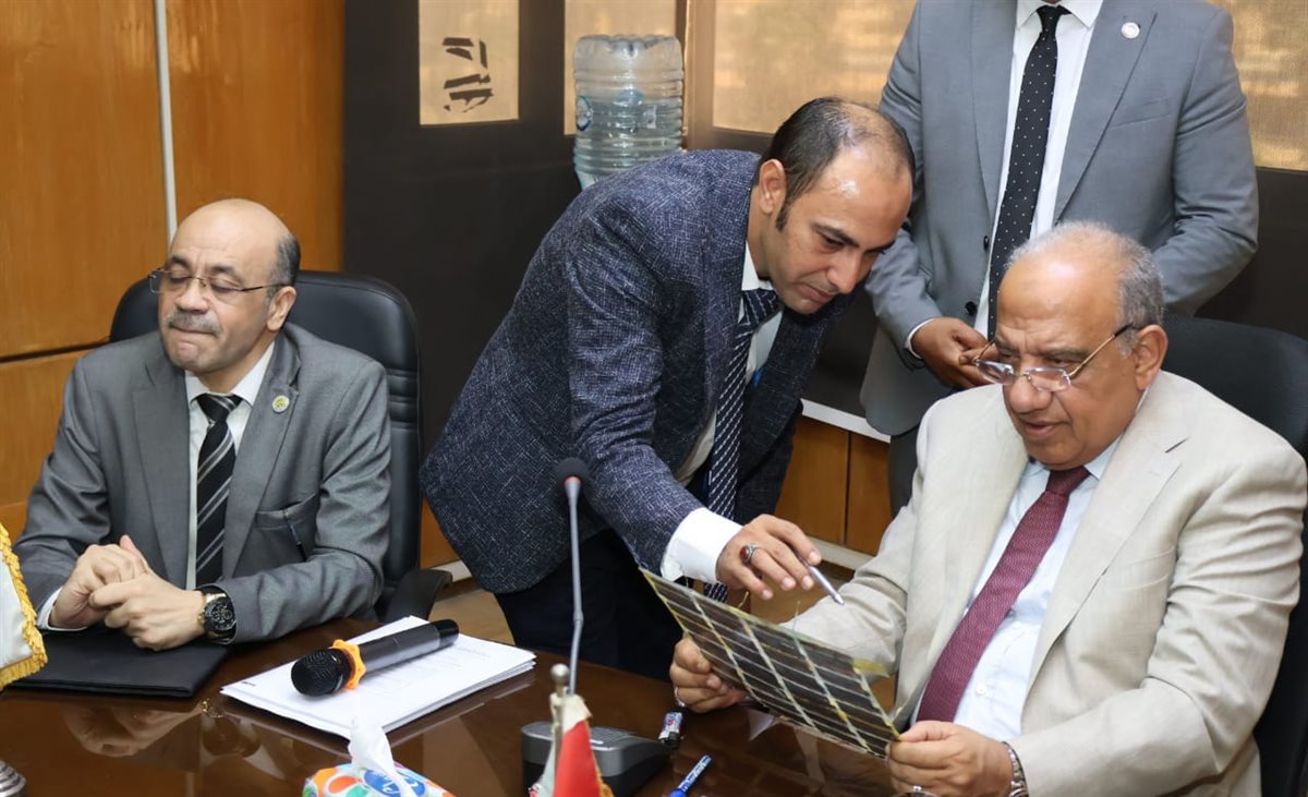 وزير الكهرباء والطاقة المتجددة خلال جولته الميدانية