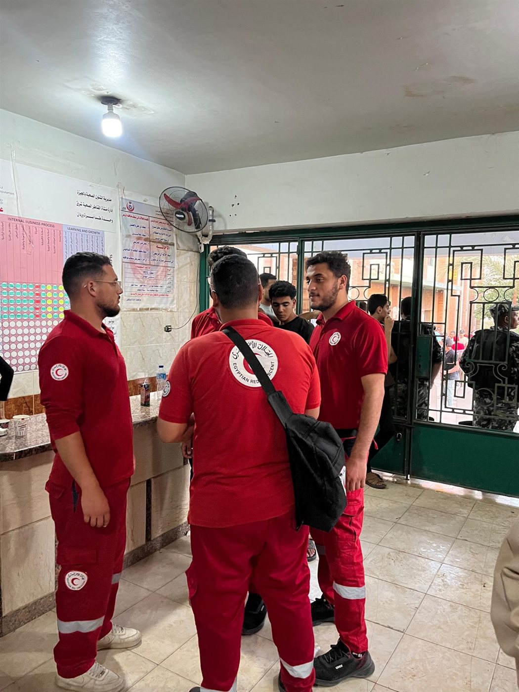 الهلال الأحمر يقدم خدمات الدعم النفسي لضحايا حادث الإقليمي وأسرهم  