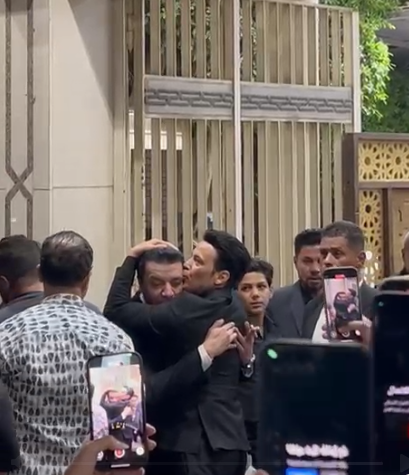 ظهور مؤثر لـ نجوم الفن في عزاء الراحل أحمد عامر بمسجد الحامدية الشاذلية