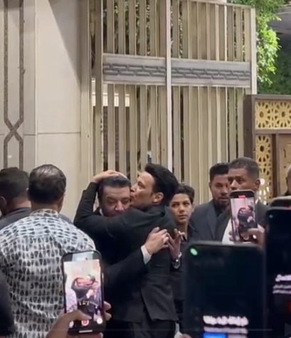 ظهور مؤثر لـ نجوم الفن في عزاء الراحل أحمد عامر بمسجد الحامدية الشاذلية