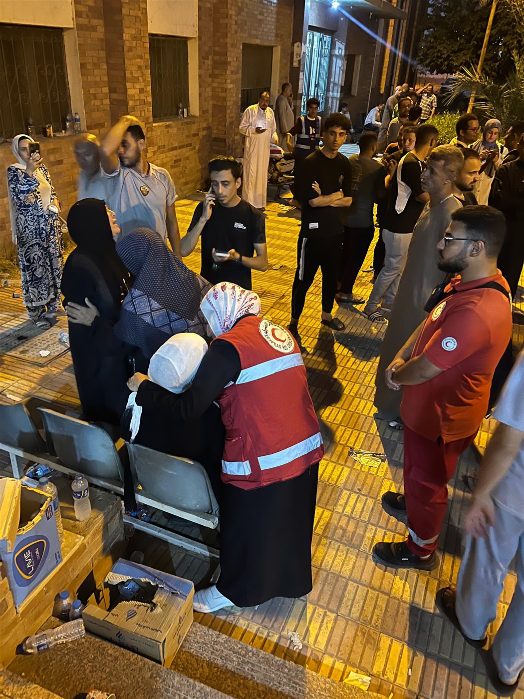 الهلال الأحمر يقدم خدمات الدعم النفسي لضحايا حادث الإقليمي وأسرهم  