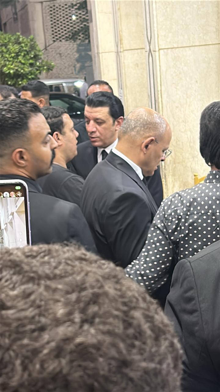 ظهور مؤثر لـ نجوم الفن في عزاء الراحل أحمد عامر بمسجد الحامدية الشاذلية