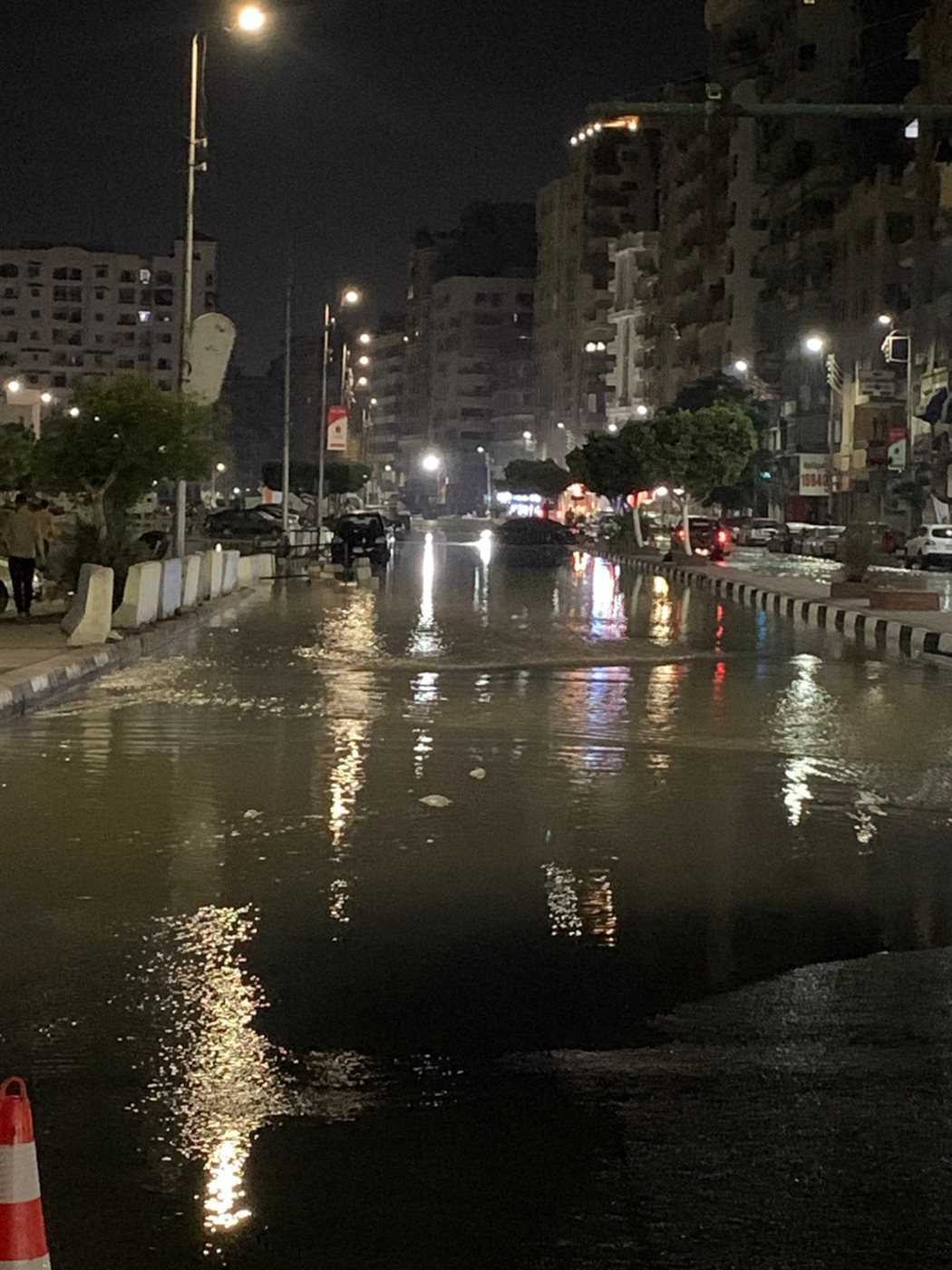 كسر مفاجئ في خط المياه الرئيسي بمحيط مجمع محاكم الإسماعيلية