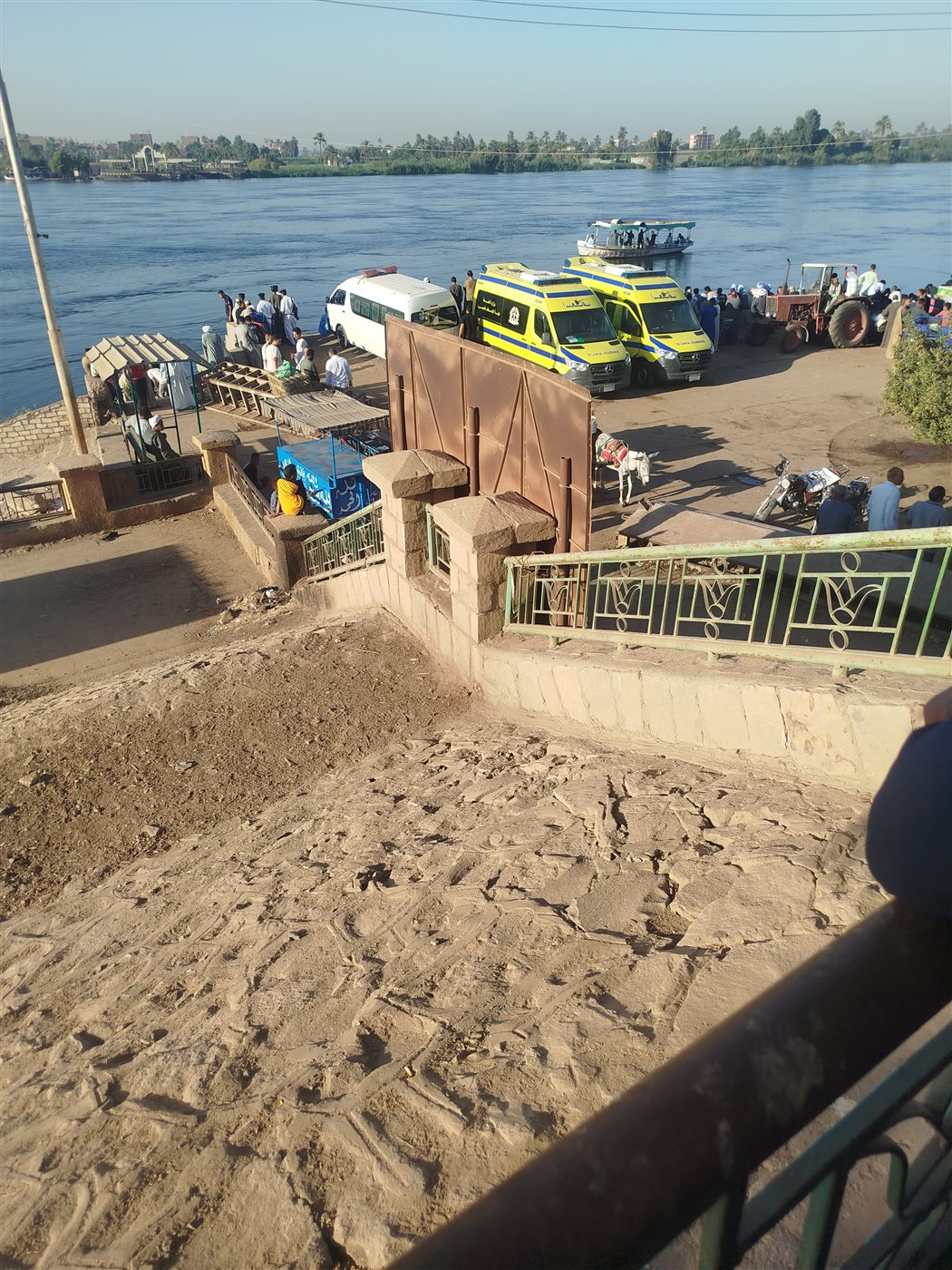 وقعت من المعدية.. جهود مكثفة لانتشال سيارة محملة بالماشية داخل نهر النيل في قنا